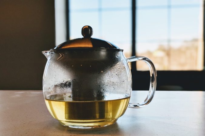 close-up photography of filled clear glass kettle
