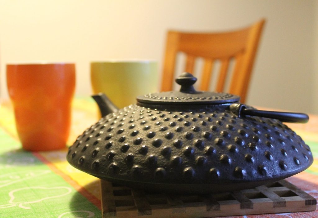 teapot with mugs